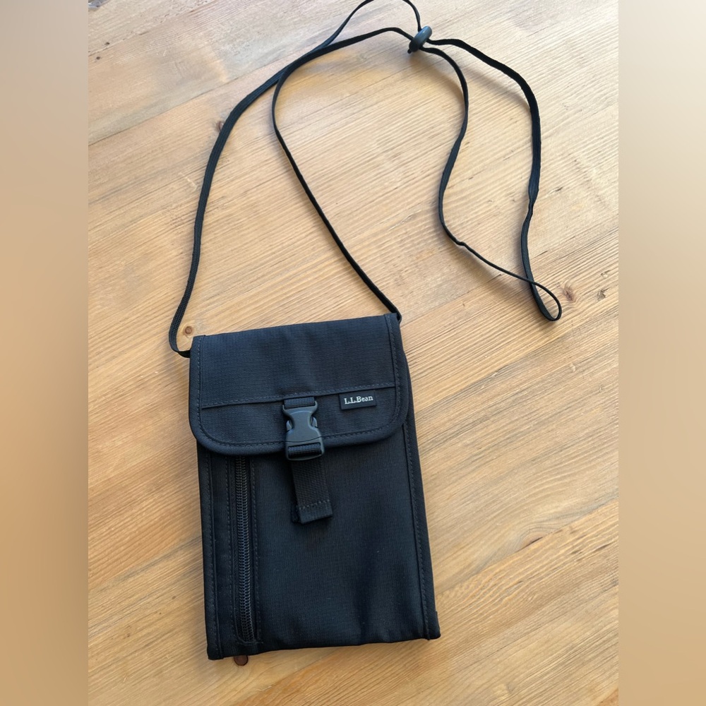 L.L. BeanBlack Crossbody - Picture 1 of 3